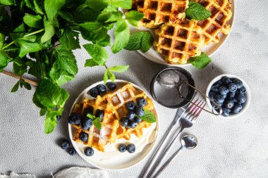 Ekşi krema ve yaban mersinli Belçika waffleları