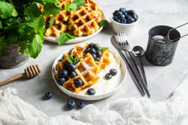 Ekşi krema ve yaban mersinli Belçika waffleları