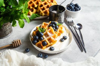 Ekşi krema ve yaban mersinli Belçika waffleları