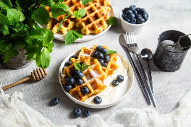 Ekşi krema ve yaban mersinli Belçika waffleları