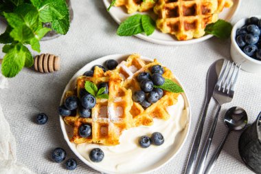 Ekşi krema ve yaban mersinli Belçika waffleları
