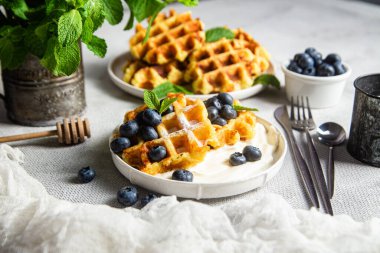 Ekşi krema ve yaban mersinli Belçika waffleları