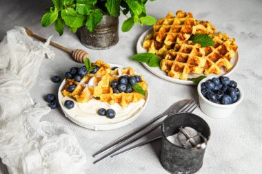 Ekşi krema ve yaban mersinli Belçika waffleları