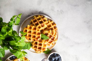 Ekşi krema ve yaban mersinli Belçika waffleları