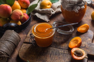 Masadaki kavanozda olgun kayısı reçeli