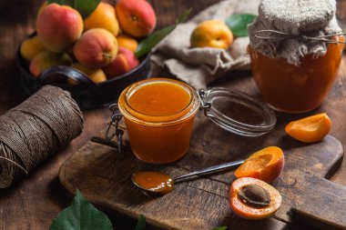 Masadaki kavanozda olgun kayısı reçeli