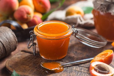 Masadaki kavanozda olgun kayısı reçeli