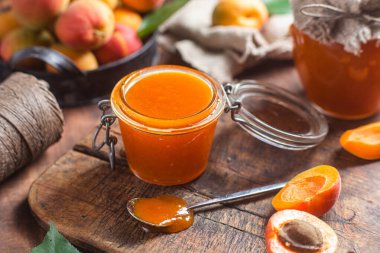 Masadaki kavanozda olgun kayısı reçeli