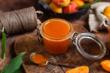 Masadaki kavanozda olgun kayısı reçeli