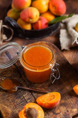 Masadaki kavanozda olgun kayısı reçeli