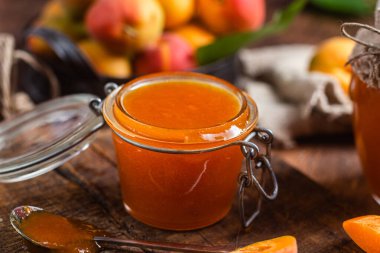 Masadaki kavanozda olgun kayısı reçeli