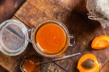 Masadaki kavanozda olgun kayısı reçeli