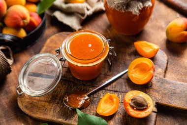 Masadaki kavanozda olgun kayısı reçeli