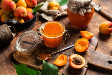 Masadaki kavanozda olgun kayısı reçeli