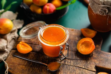 Masadaki kavanozda olgun kayısı reçeli