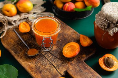 Masadaki kavanozda olgun kayısı reçeli