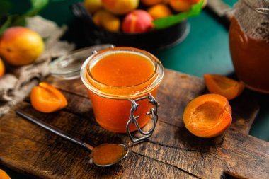 Masadaki kavanozda olgun kayısı reçeli