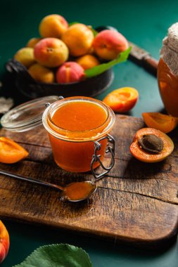 Masadaki kavanozda olgun kayısı reçeli