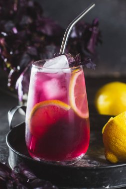 Mor fesleğen ve limonlu limonata.