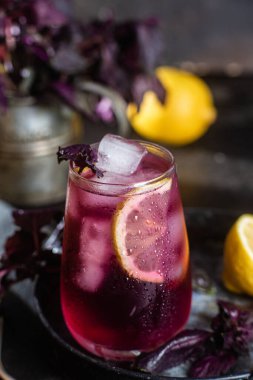 Mor fesleğen ve limonlu limonata.