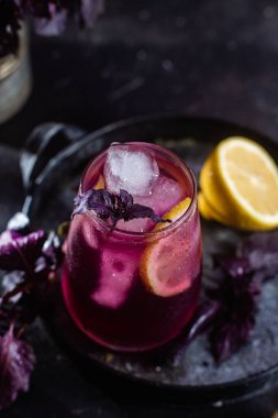 Mor fesleğen ve limonlu limonata.