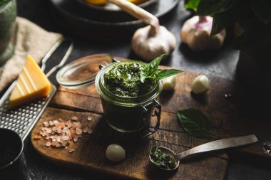 Masadaki cam kavanozda yeşil fesleğen sosu