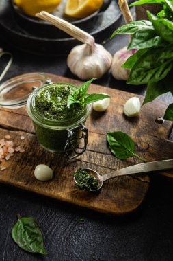 Masadaki cam kavanozda yeşil fesleğen sosu