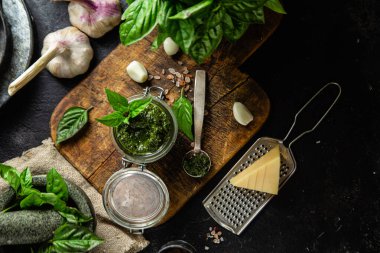 Masadaki cam kavanozda yeşil fesleğen sosu