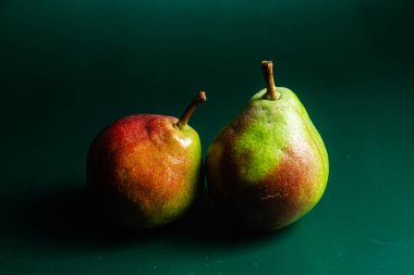 Olgun armutlar yeşil bir zemin üzerinde bir sicim torbasında