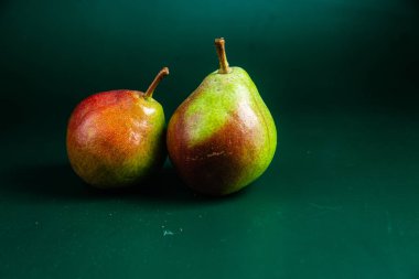 Olgun armutlar yeşil bir zemin üzerinde bir sicim torbasında