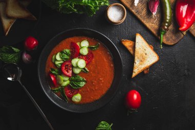 Gazpacho. Fesleğenli soğuk domates çorbası