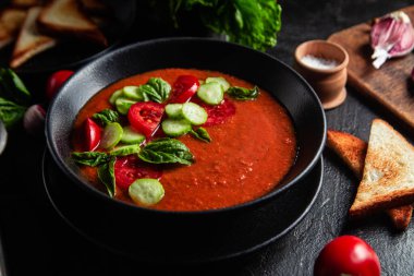Gazpacho. Fesleğenli soğuk domates çorbası