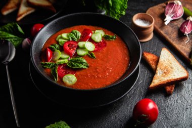 Gazpacho. Fesleğenli soğuk domates çorbası