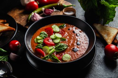 Gazpacho. Fesleğenli soğuk domates çorbası