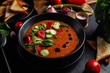 Gazpacho. Fesleğenli soğuk domates çorbası