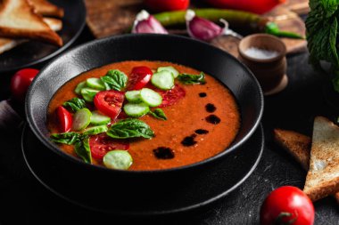 Gazpacho. Fesleğenli soğuk domates çorbası
