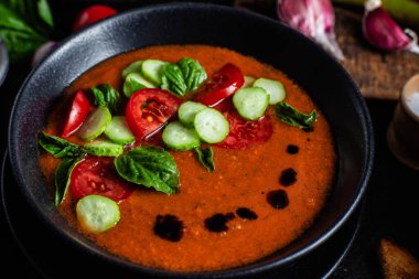 Gazpacho. Fesleğenli soğuk domates çorbası