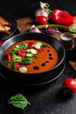 Gazpacho. Fesleğenli soğuk domates çorbası