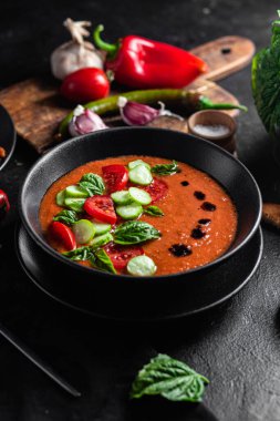 Gazpacho. Fesleğenli soğuk domates çorbası