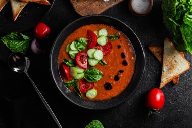 Gazpacho. Fesleğenli soğuk domates çorbası