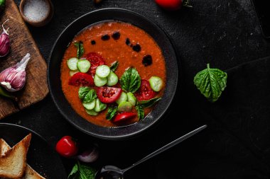 Gazpacho. Fesleğenli soğuk domates çorbası