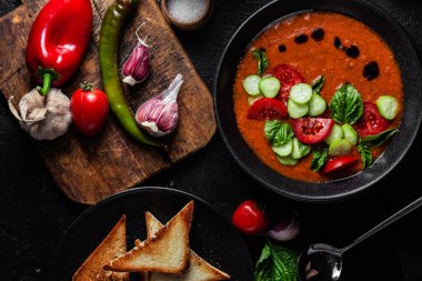 Gazpacho. Fesleğenli soğuk domates çorbası