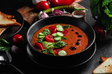 Gazpacho. Fesleğenli soğuk domates çorbası