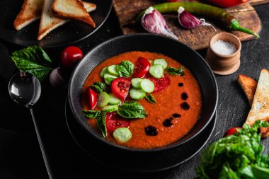 Gazpacho. Fesleğenli soğuk domates çorbası