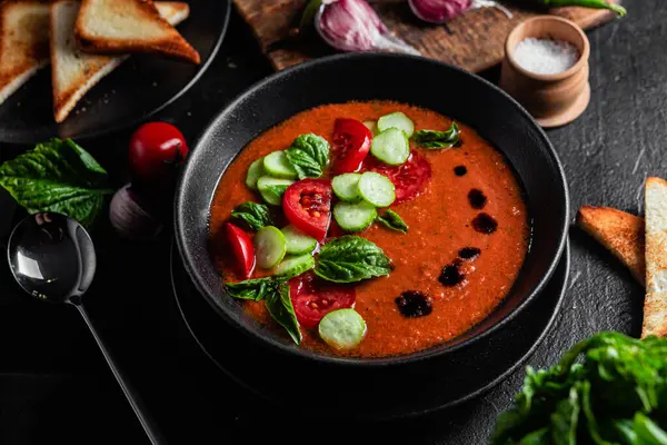 Gazpacho. Fesleğenli soğuk domates çorbası