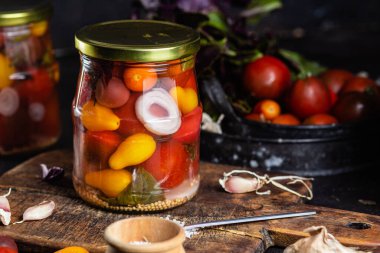 Kavanozda turşulu domates.