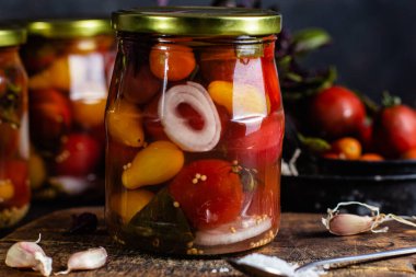 Kavanozda turşulu domates.