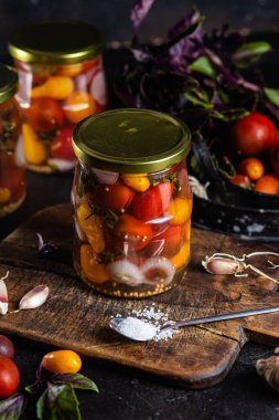 Kavanozda turşulu domates.