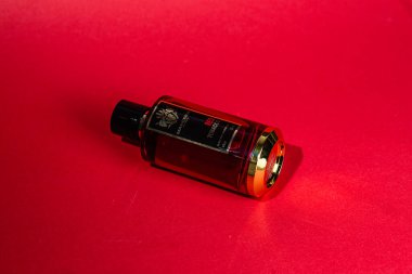 Siyah arka planda Mancera Red Tobacco parfümü