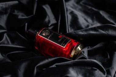 Siyah arka planda Mancera Red Tobacco parfümü